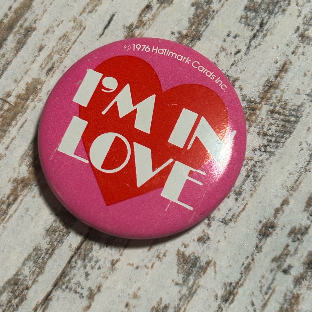 Vintage 1976 Hallmark Cards I'm In Love button pin #valentinesday